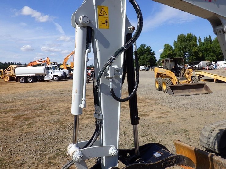 2021-takeuchi-tb240-image-13
