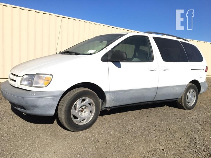 2000-toyota-sienna-le-image-1