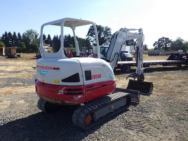 2021-takeuchi-tb240-image-4