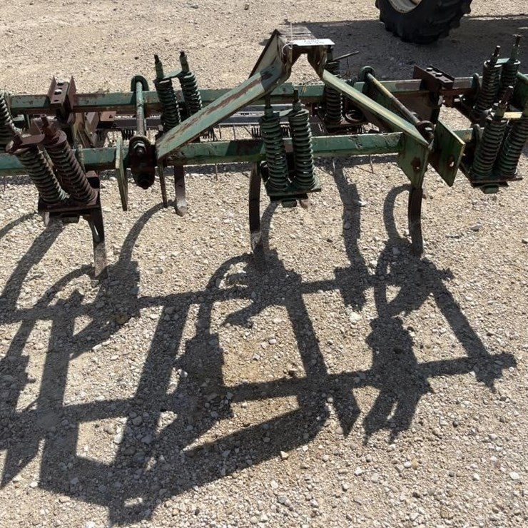 L2 - JD 3Pt Chisel Plow