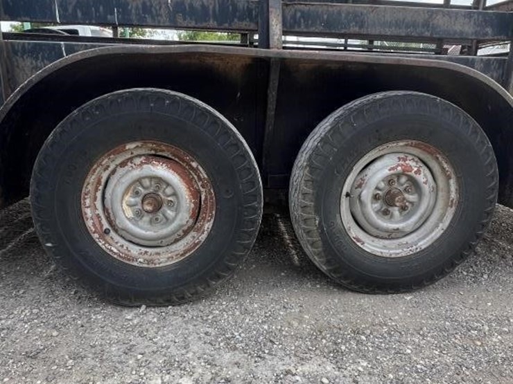 l2---bumper-pull-livestock-trailer-image-5