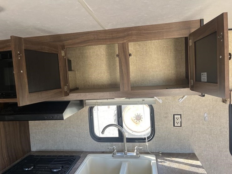 l2--2016-kz-sportsman-travel-trailer-image-18