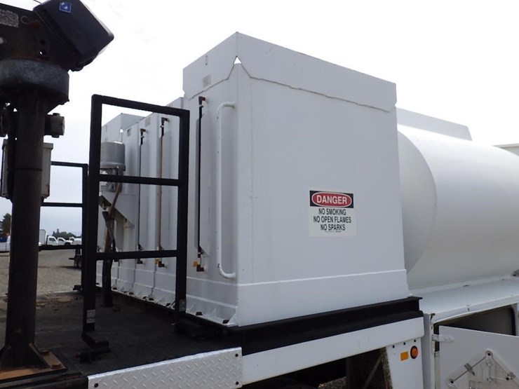 2005-sterling-lt8500-image-9
