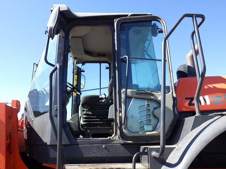 2017-hitachi-zw250-image-32