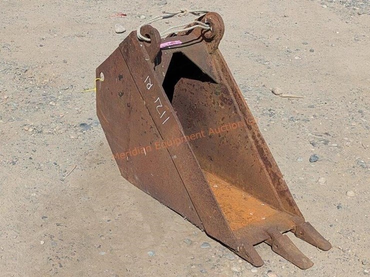 14"-backhoe-digging-bucket-image-10
