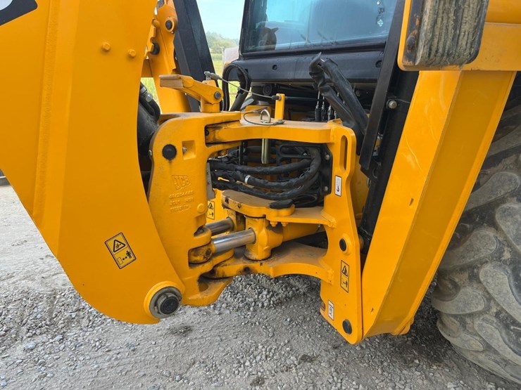 2022-jcb-3cx-image-21