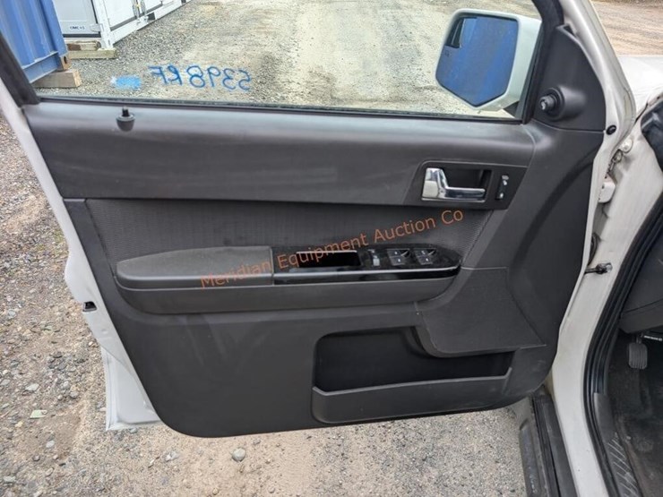 2010-ford-escape-image-23