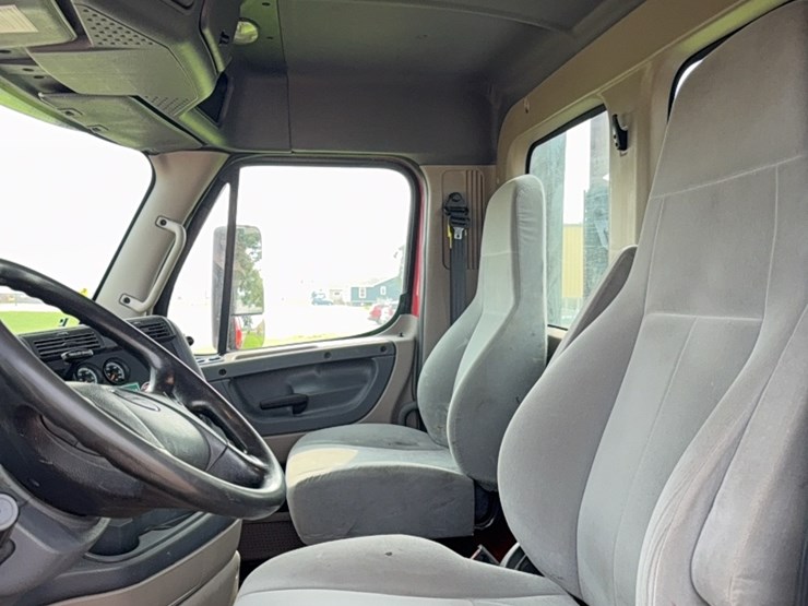 2020-freightliner-cascadia-113-image-13