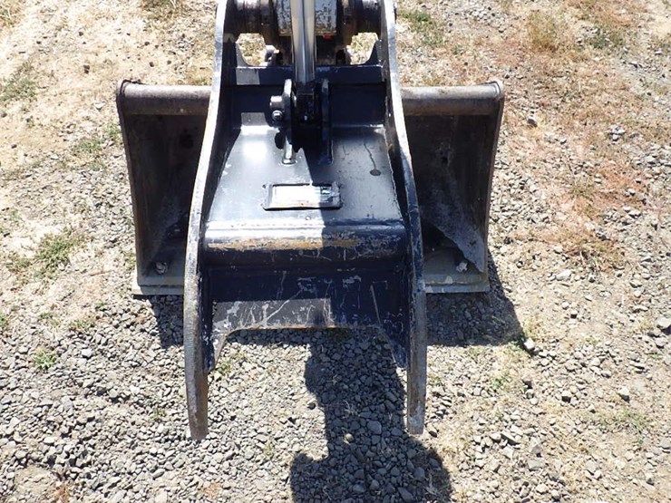 2021-takeuchi-tb240-image-11