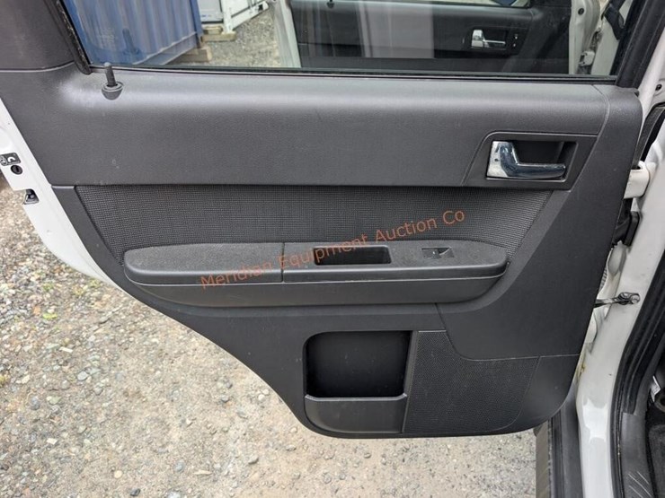 2010-ford-escape-image-22