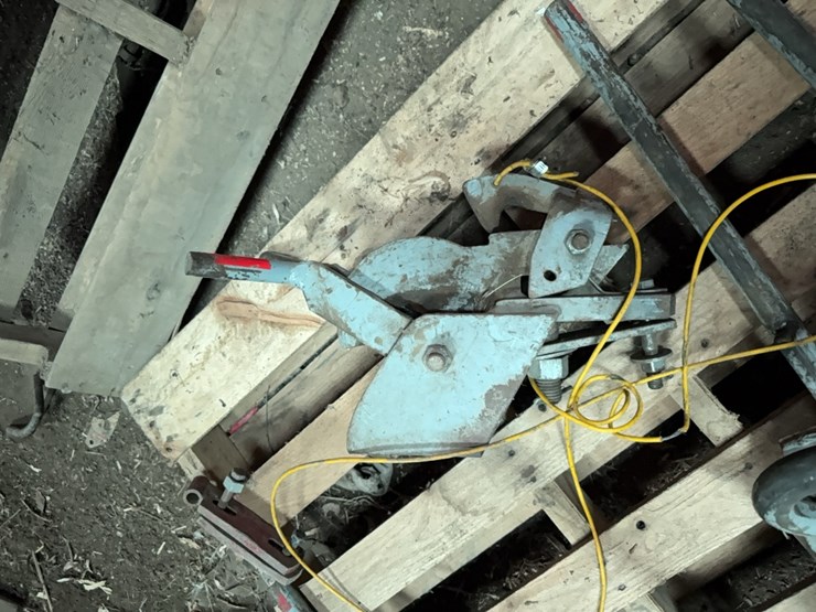 pallet-of-(4)-ag-quick-hitches-and-(1)-receiver-for-tractor-image-4