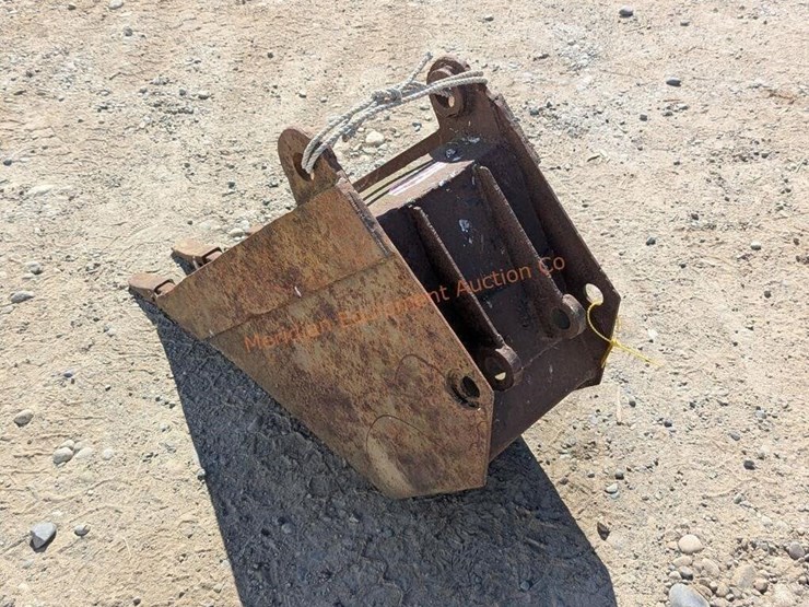 14"-backhoe-digging-bucket-image-8
