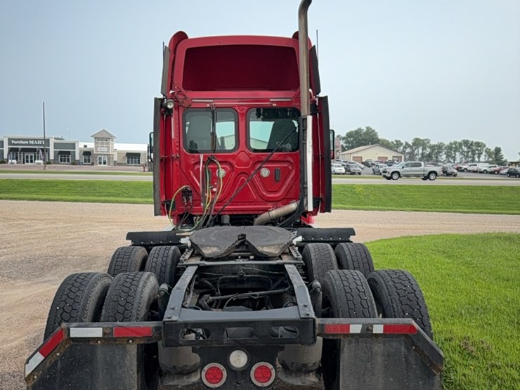 2020-freightliner-cascadia-113-image-4