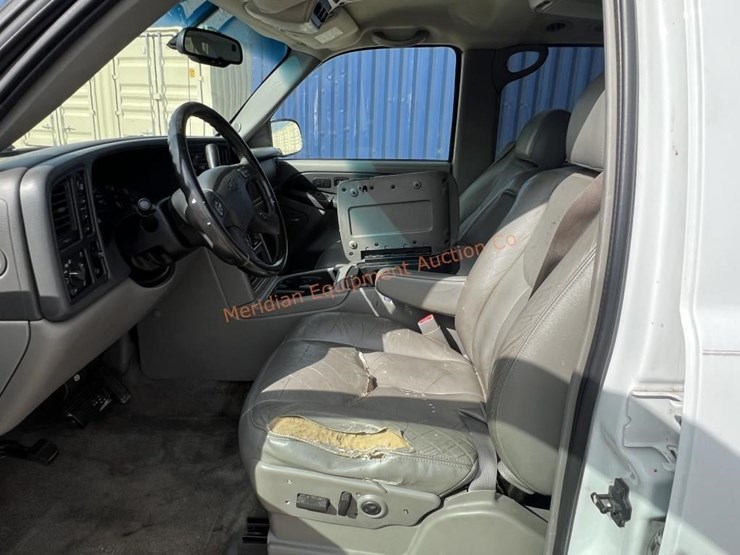 2003-chevrolet-suburban-image-32