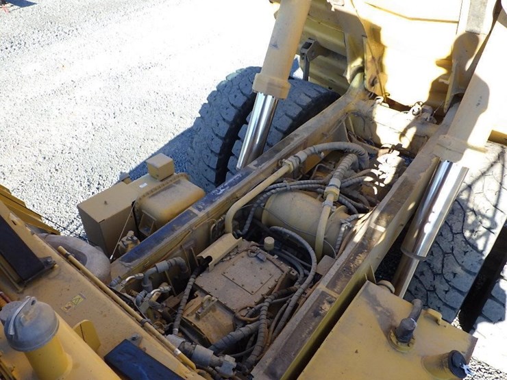 2011-caterpillar-770-image-46