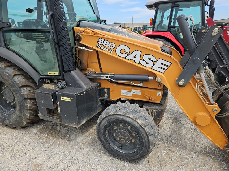 2019-case-580sn-image-6