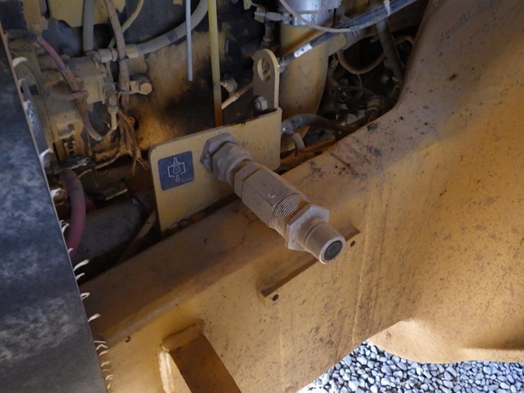 2011-caterpillar-770-image-24
