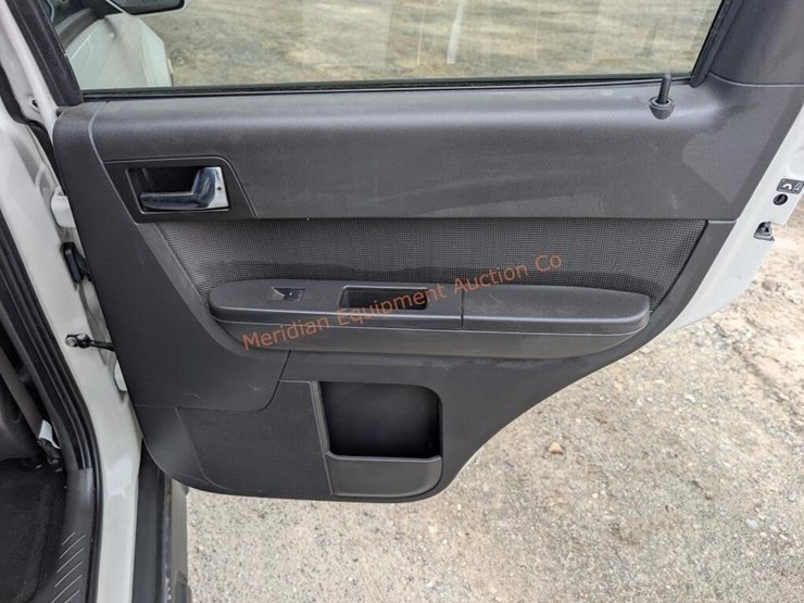 2010-ford-escape-image-28