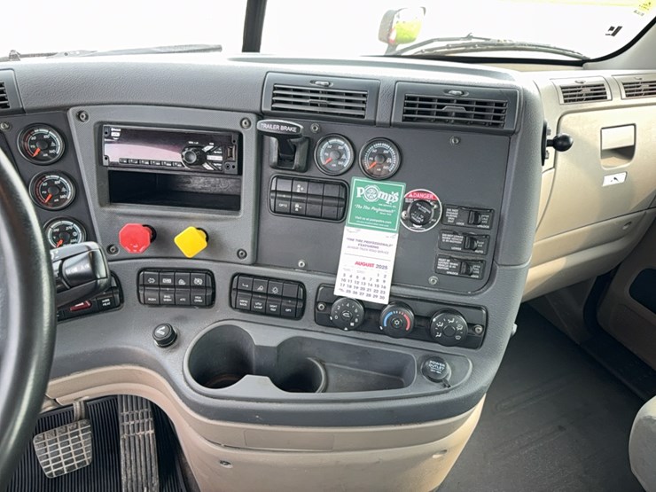 2020-freightliner-cascadia-113-image-14