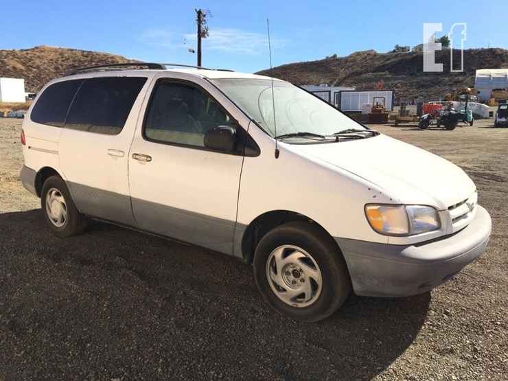 2000-toyota-sienna-le-image-2