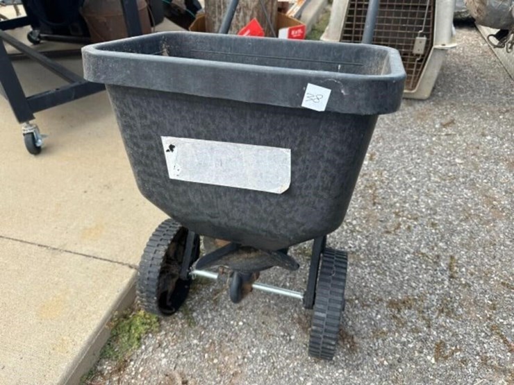 small-lawn-spreader-image-2