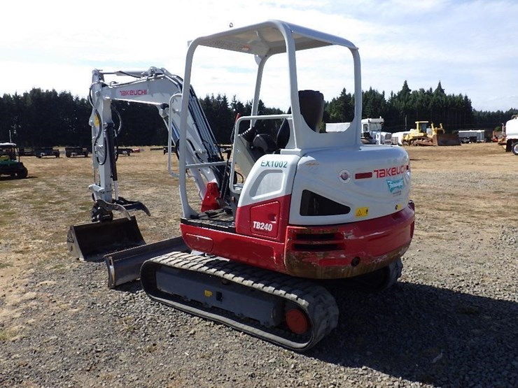 2021-takeuchi-tb240-image-5