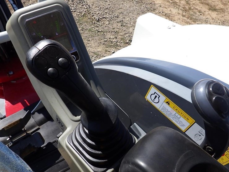 2021-takeuchi-tb240-image-28