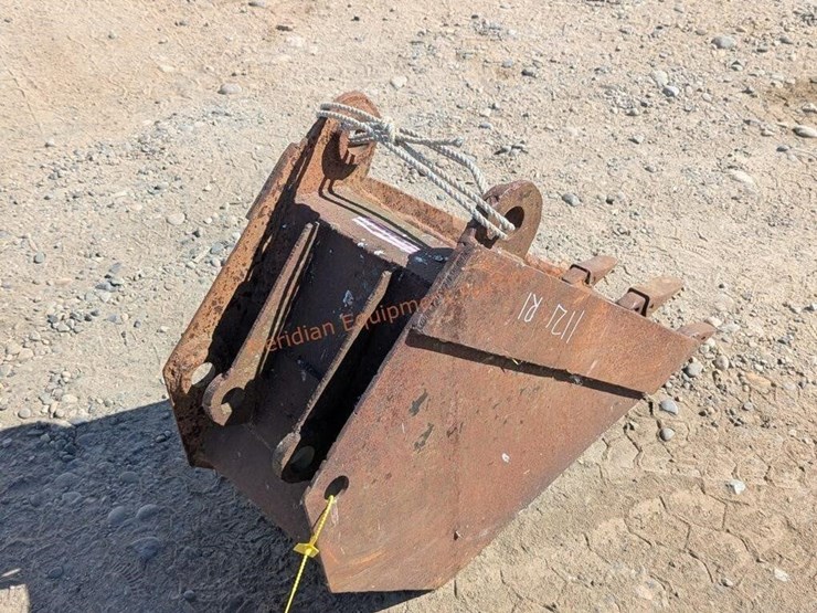 14"-backhoe-digging-bucket-image-4