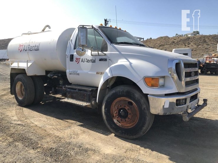 2011-ford-f750-image-2
