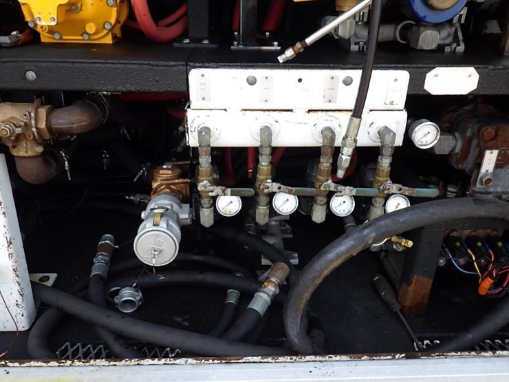 2005-sterling-lt8500-image-17