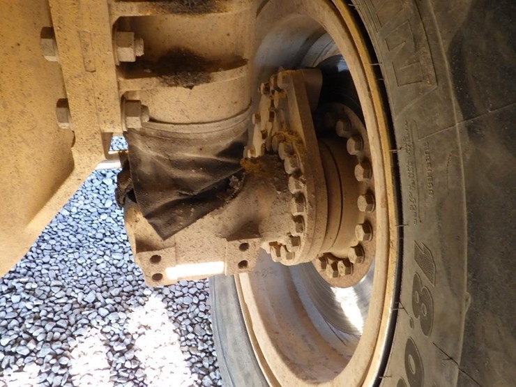 2011-caterpillar-770-image-22
