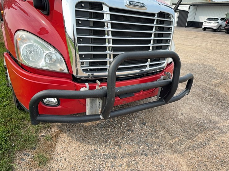 2020-freightliner-cascadia-113-image-10