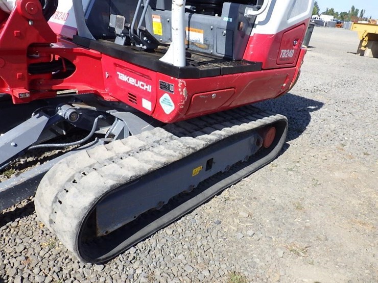2021-takeuchi-tb240-image-38