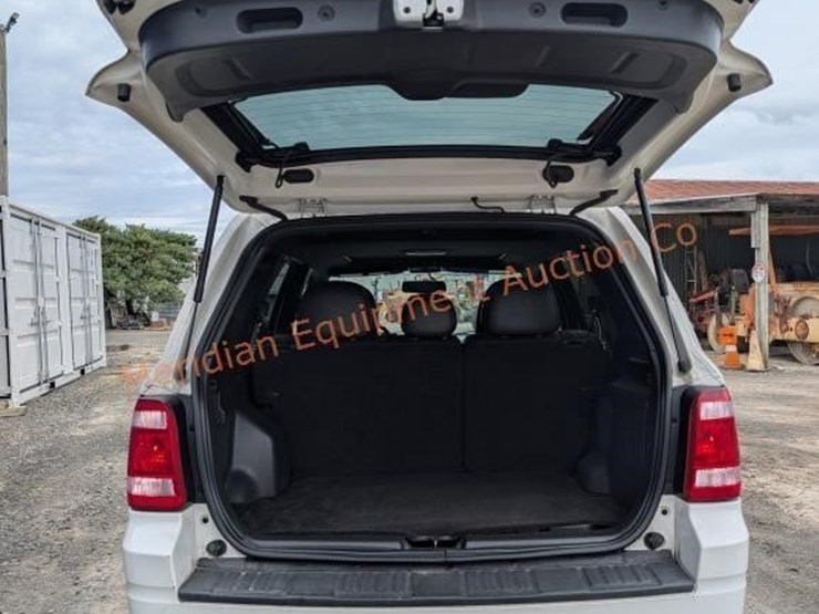 2010-ford-escape-image-7