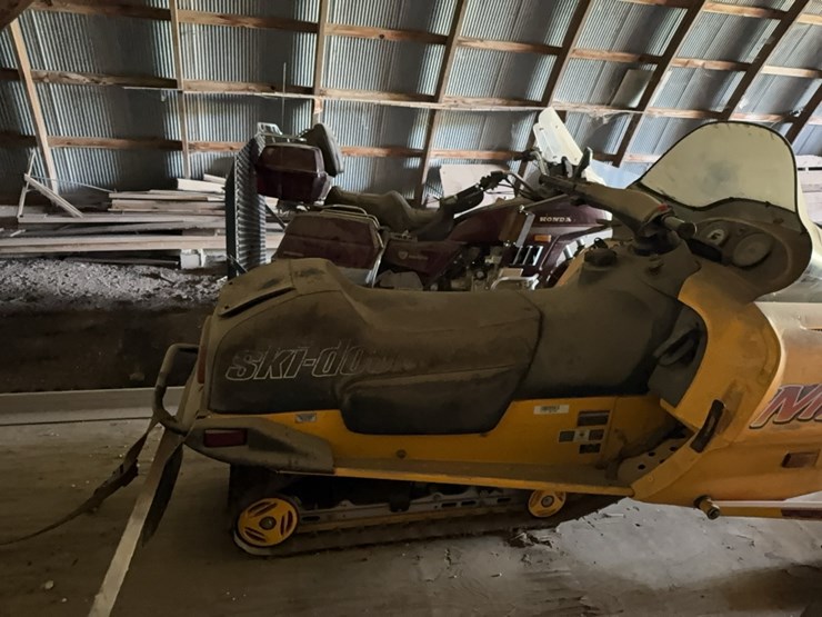skidoo-mxz-440-snowmobile-w/-2,268-miles,-trailer-sold-seperate-image-4