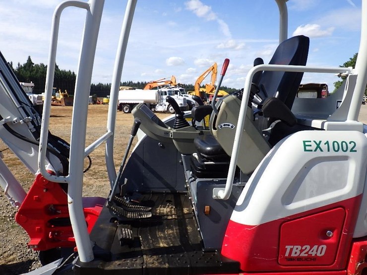 2021-takeuchi-tb240-image-25