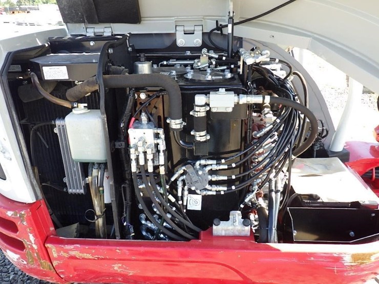 2021-takeuchi-tb240-image-18