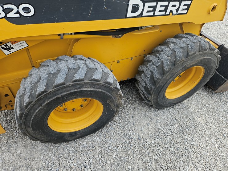 2005-john-deere-320-image-17