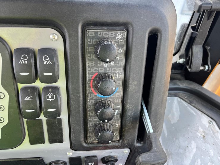 2022-jcb-3cx-image-31