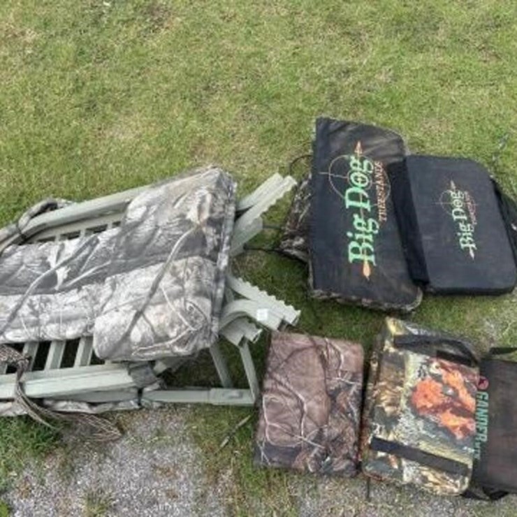Folding Hunting Tree Stand & Pads