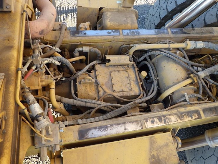 2011-caterpillar-770-image-12