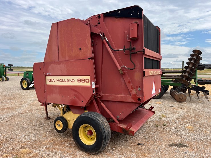 new-holland-660-image-12