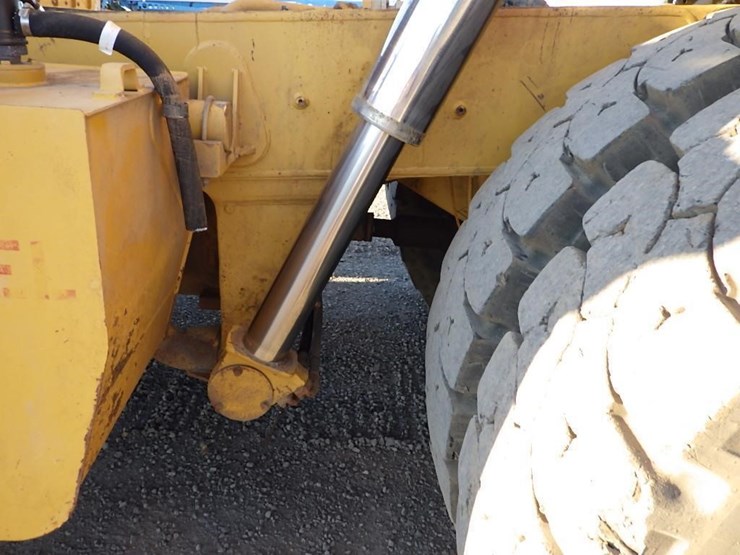 2011-caterpillar-770-image-36