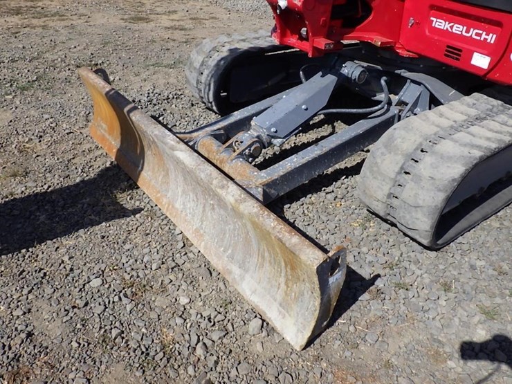 2021-takeuchi-tb240-image-15