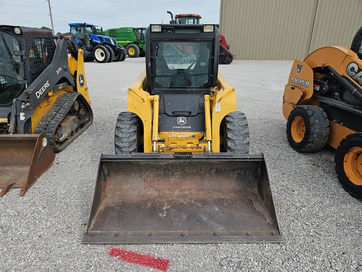 2005-john-deere-320-image-2