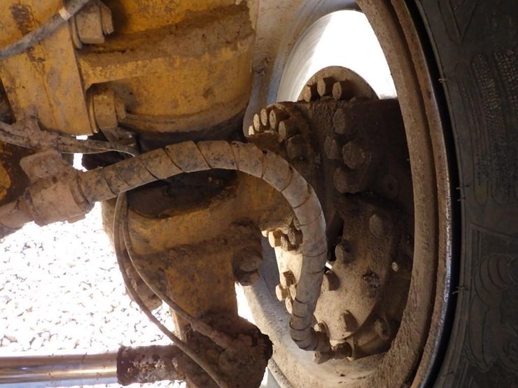 2011-caterpillar-770-image-30