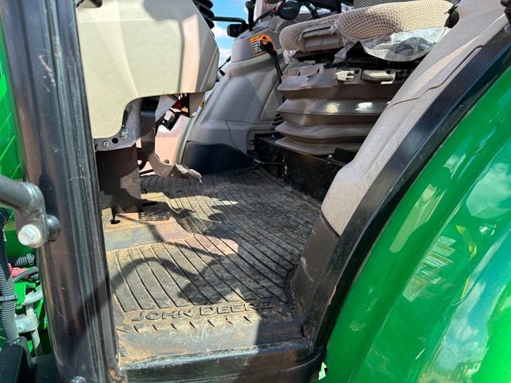 2017-john-deere-6120e-image-48