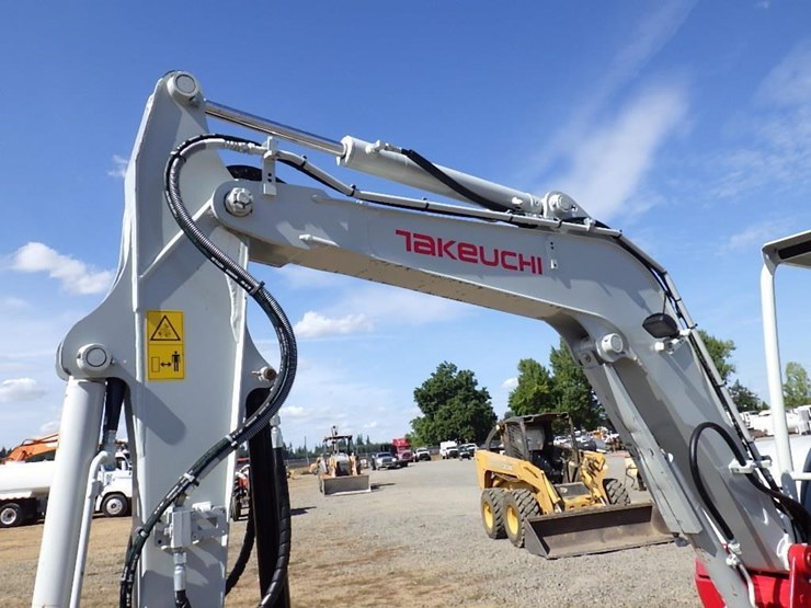 2021-takeuchi-tb240-image-14