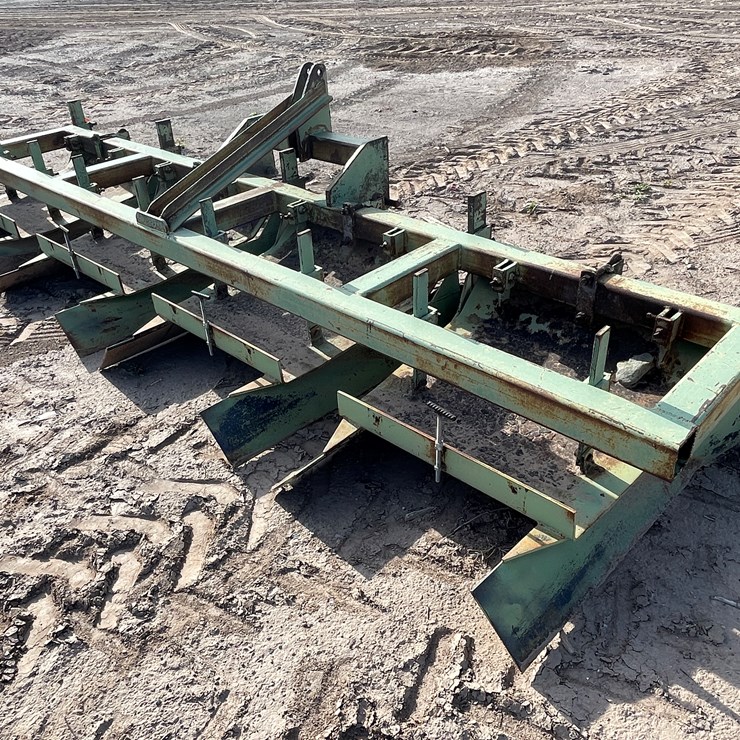 #9043 • Darbyshire 3-PT 4-Row Bedding Unit