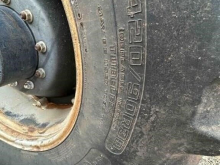case-7130-tractor-image-19